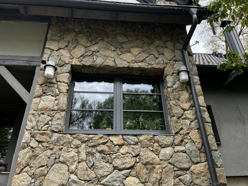 Detail kamenného obkladu pod oknem