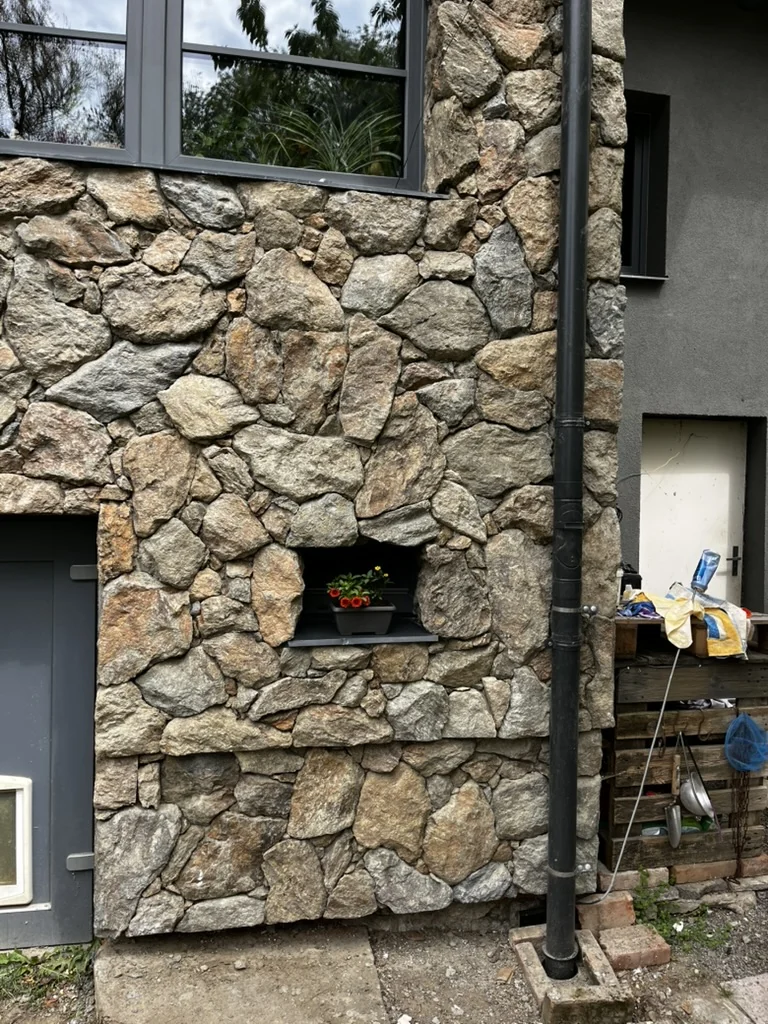 Detail soklu a napojení kamenného obkladu