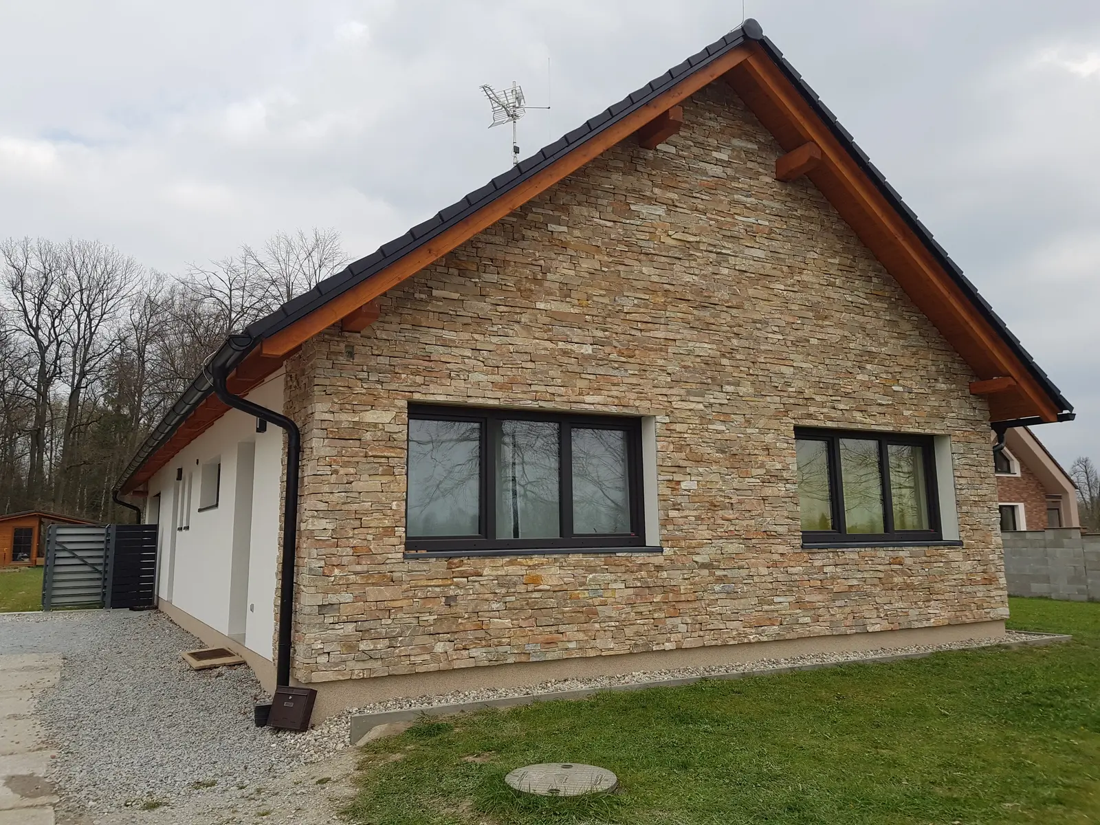 Kamenný obklad štítu domu
