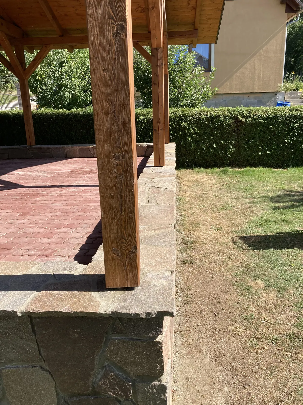 Pergola s kamennou podnoží