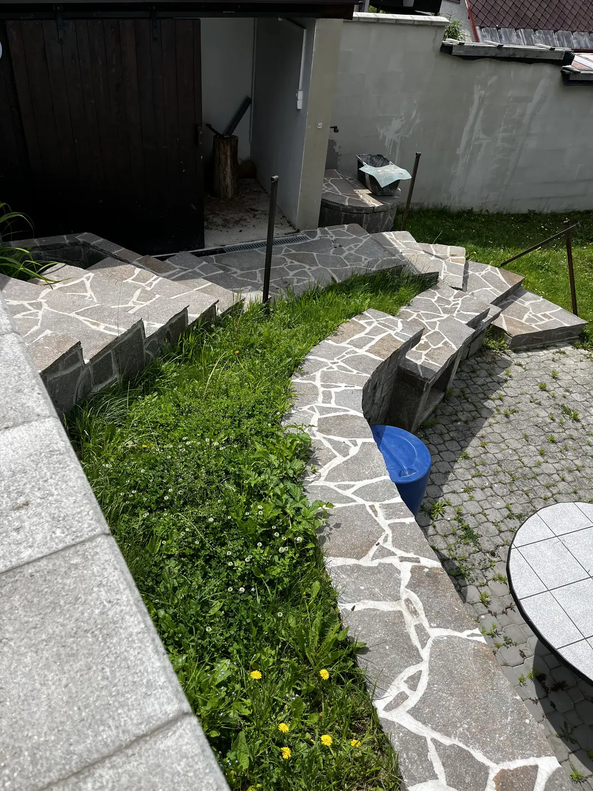 Kamenná zahradní cesta se spárami