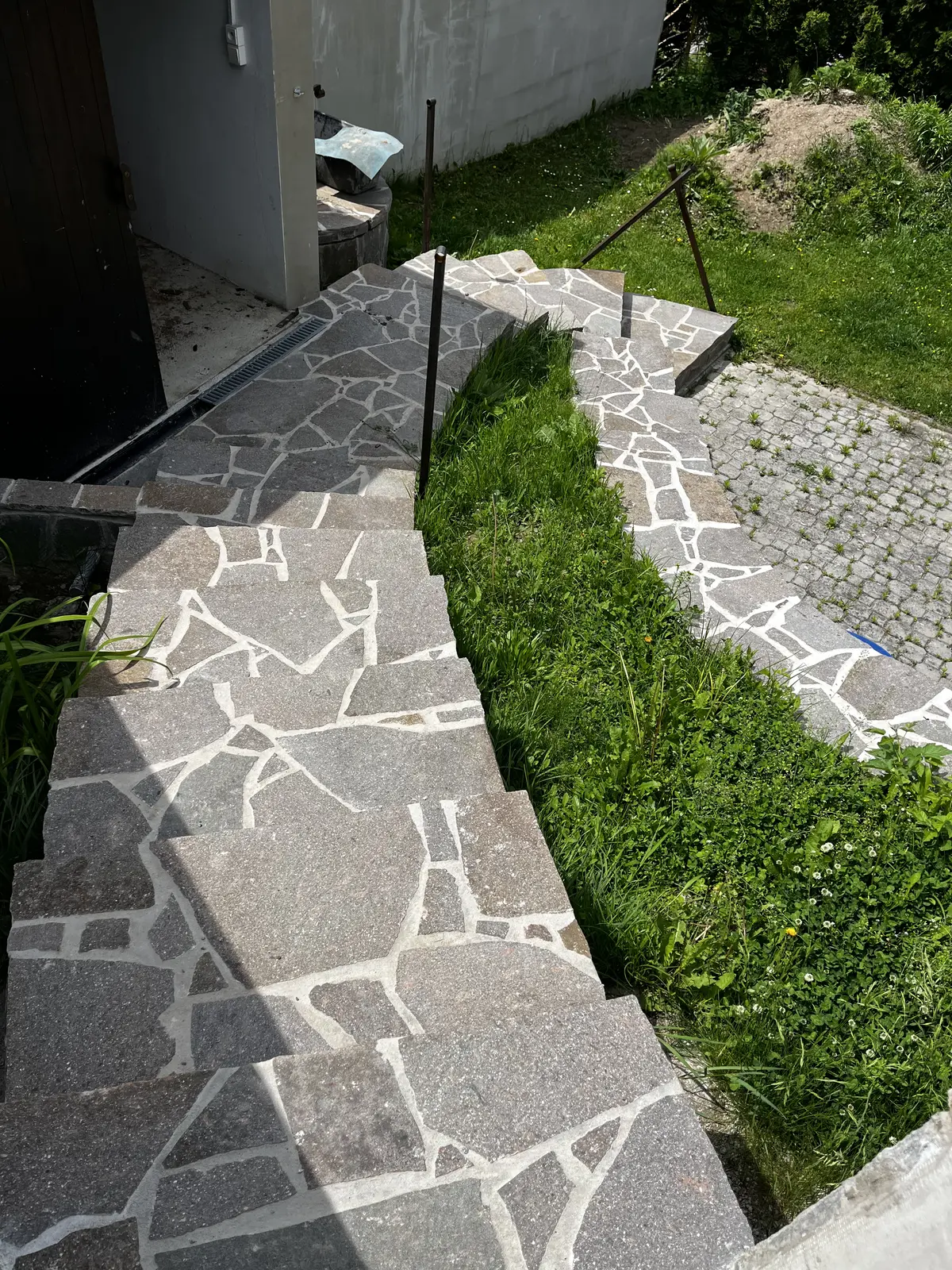 Kamenná cesta se spárami