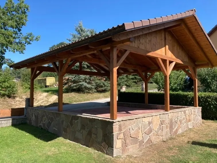 Pergola se zděnou kamennou podnoží